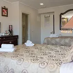 Metropole Luxury Oda ve Kahvaltı 4*
