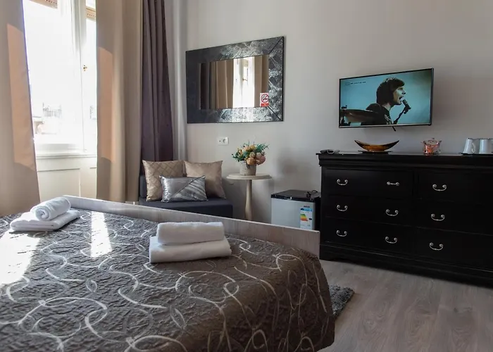 Metropole Luxury Couette-café