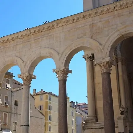 Metropole Luxury سبليت