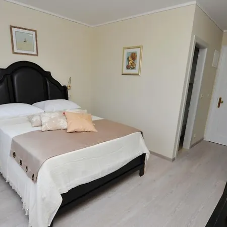 فندق مبيت وإفطار Metropole Luxury 4*