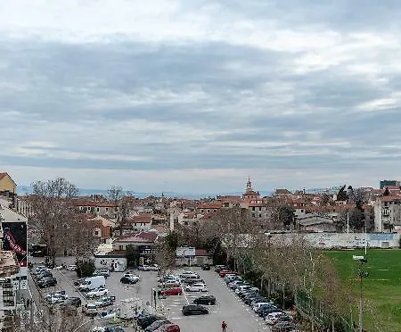 Metropole Luxury سبليت